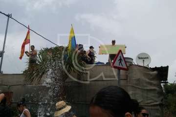  Baño de autoridades en las bodas de oro de la Traída del Agua (Foto TA)